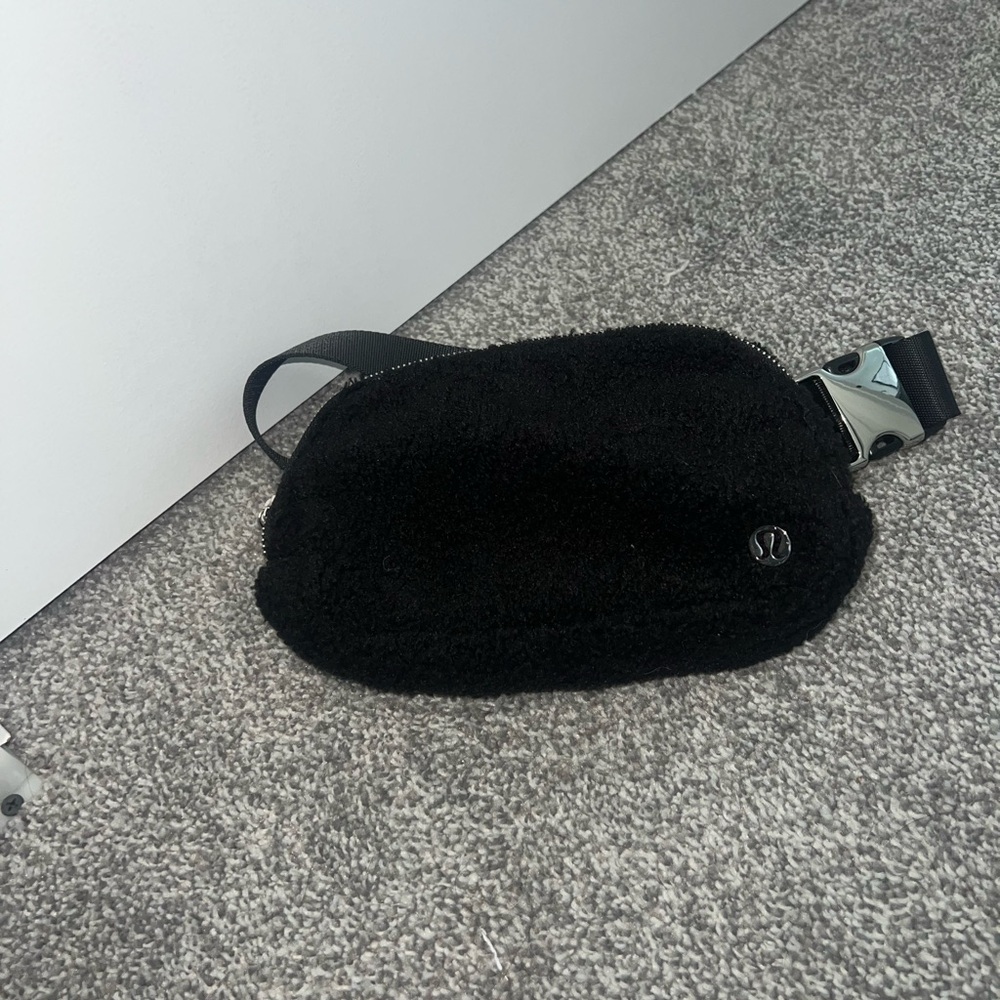 Lululemon Everywhere Black Fleece Belt Bag